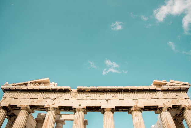 Colpo basso angolo delle colonne del Pantheon dell'Acropoli di Atene, in Grecia, sotto il cielo