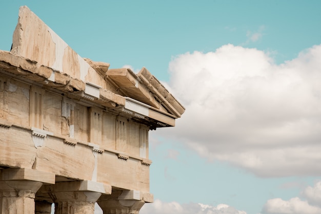 Colpo basso angolo delle colonne del Pantheon dell'Acropoli di Atene, in Grecia, sotto il cielo