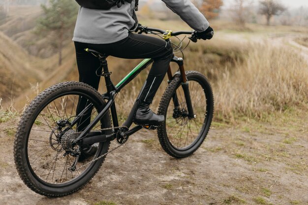 Colpo completo dell'uomo in sella a una bicicletta