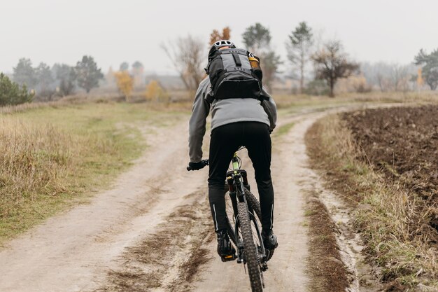 Colpo completo dell'uomo in sella a una bicicletta