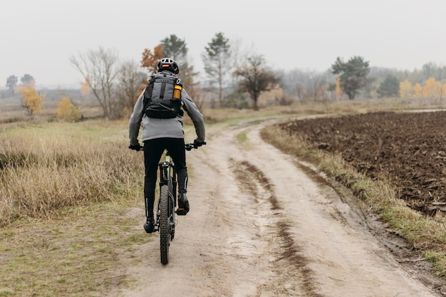 Colpo completo dell'uomo in sella a una bicicletta