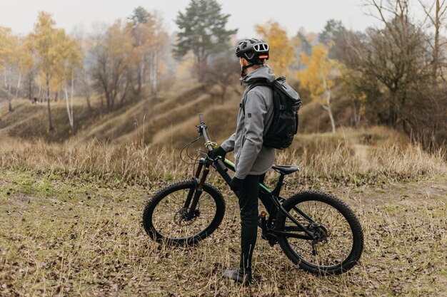 Colpo completo dell'uomo in sella a una bicicletta