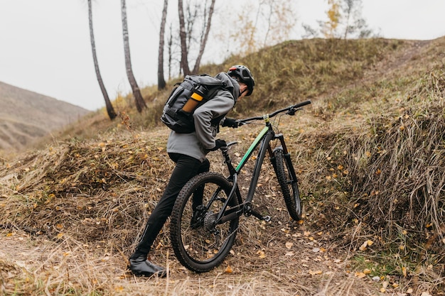 Colpo completo dell'uomo in sella a una bicicletta