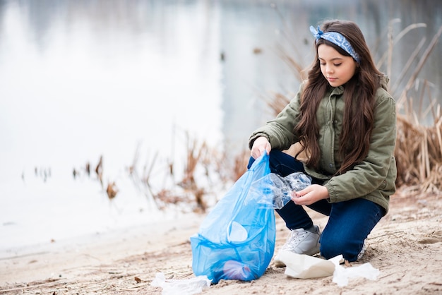 Colpo completo della ragazza che pulisce la terra