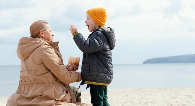 Colpo completo donna e bambino in spiaggia