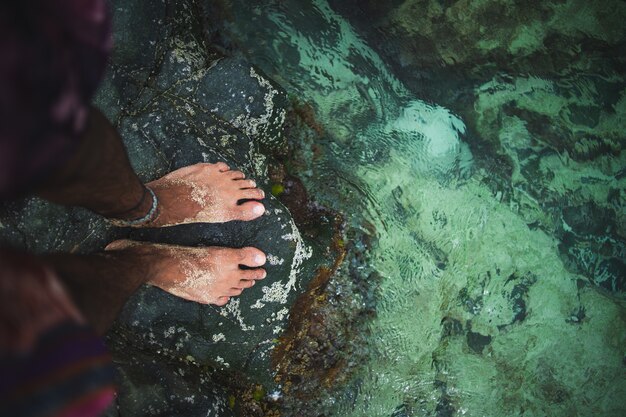 Colpo creativo di un maschio con i piedi in acqua a St Maarten, nei Caraibi
