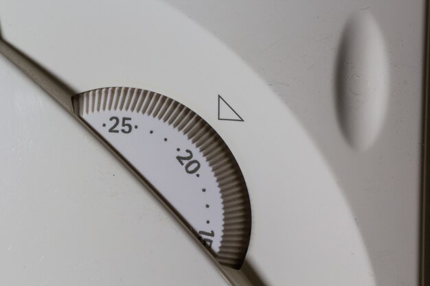 Colpo del primo piano del pannello di controllo della temperatura bianco per il sistema di riscaldamento centralizzato