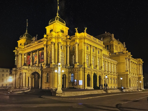 Colpo del primo piano del teatro nazionale croato a Zagabria durante la notte