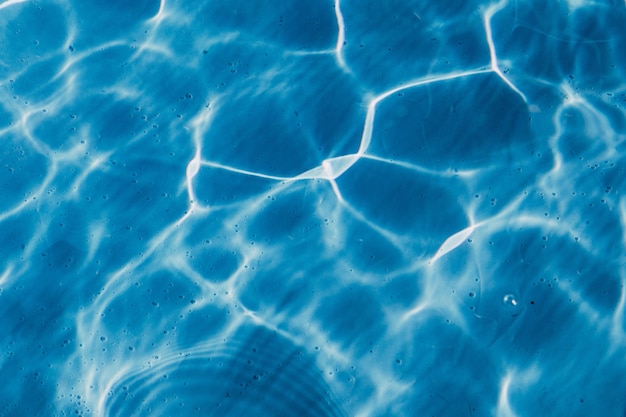 Colpo del primo piano dell'angolo alto di un'acqua cristallina della piscina