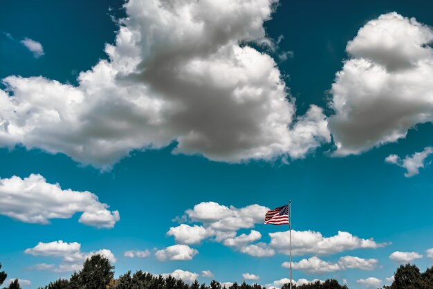 Colpo del primo piano della bandiera americana che fluttua nell'aria sotto un cielo nuvoloso