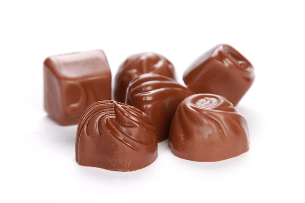 Colpo del primo piano della caramella al cioccolato isolata