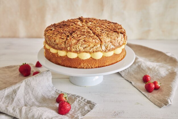 Colpo del primo piano della deliziosa torta alla crema alla vaniglia