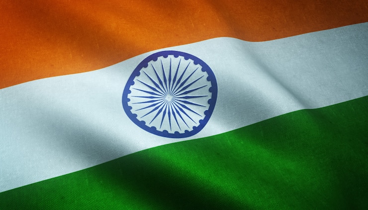 Foto gratuito colpo del primo piano della sventola bandiera dell'india con trame interessanti