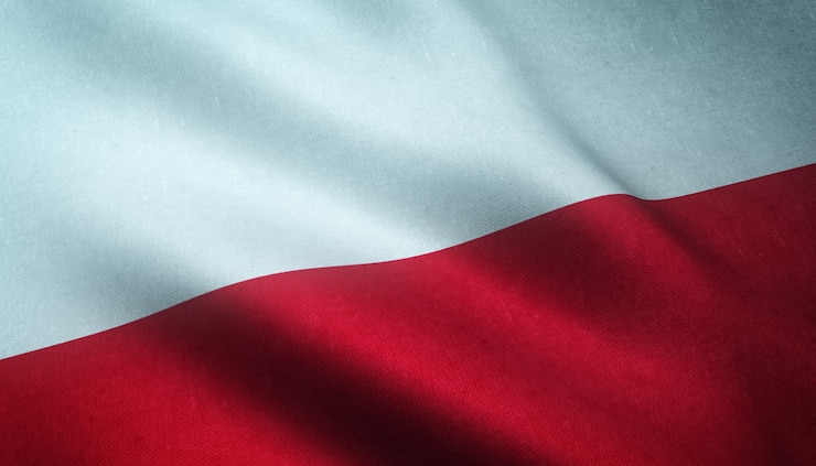 Foto gratuito colpo del primo piano della sventola bandiera della polonia con trame interessanti