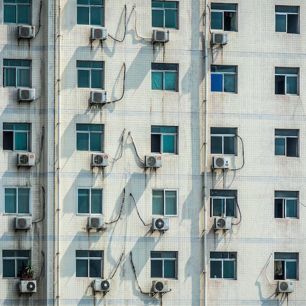 Colpo del primo piano delle finestre di un edificio bianco durante il giorno