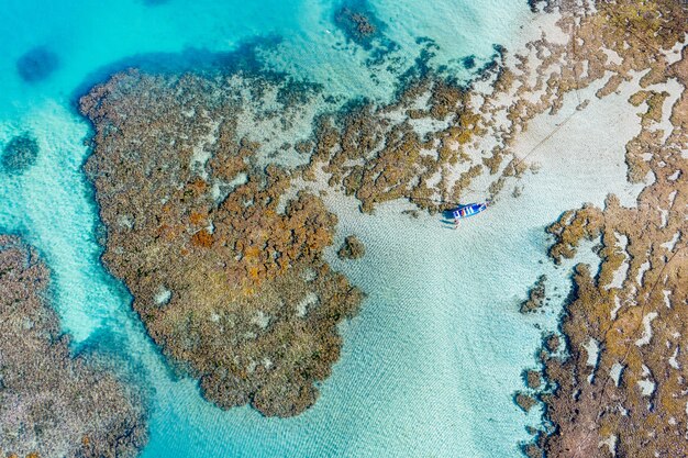 Colpo del primo piano delle isole e dell'oceano di una mappa 3D su tela