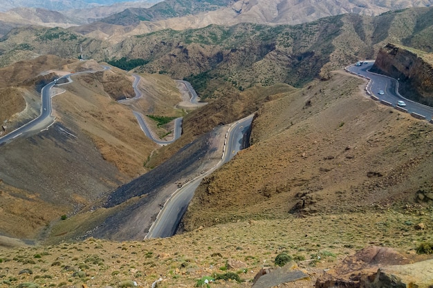 Colpo del primo piano delle strade che vanno su e giù sulle montagne