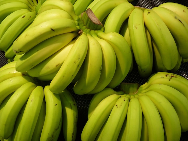 Colpo del primo piano di banane mature incollate insieme