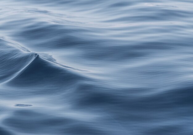 Colpo del primo piano di belle onde blu dell'oceano