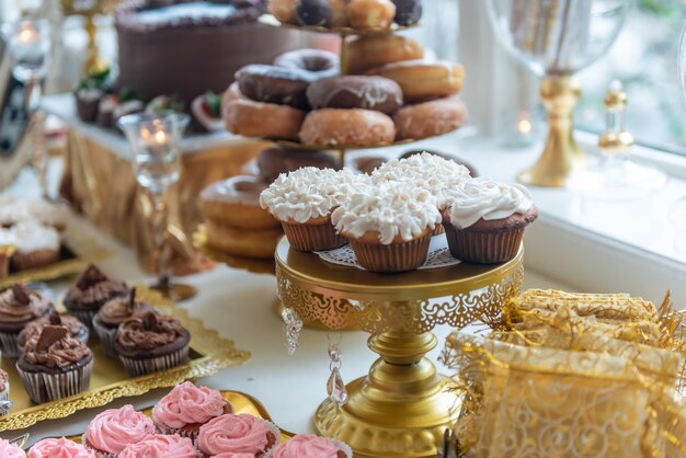 Colpo del primo piano di bellissimi deliziosi snack dolci sul tavolo del banchetto