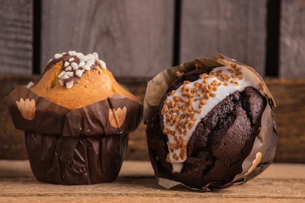 Colpo del primo piano di cupcakes al cioccolato su una superficie di legno