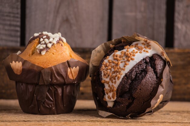 Colpo del primo piano di cupcakes al cioccolato su una superficie di legno