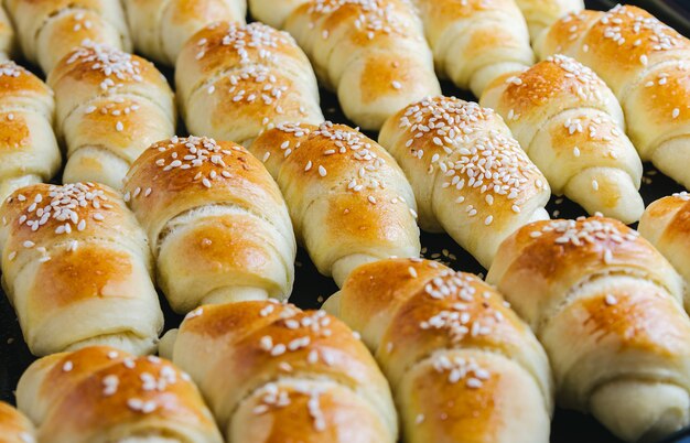 Colpo del primo piano di deliziosi piccoli croissant sfornati, perfetti per un blog di cucina
