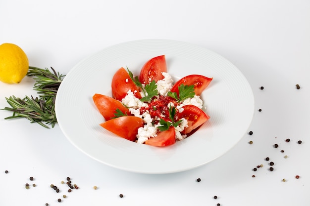 Colpo del primo piano di insalata con pomodori con formaggio