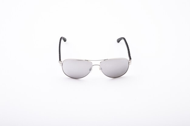 Colpo del primo piano di occhiali da sole eleganti isolati su un bianco
