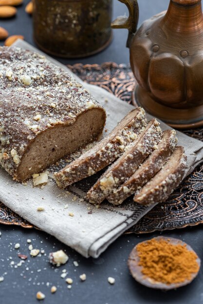 Colpo del primo piano di pane vegano crudo affettato