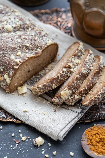 Colpo del primo piano di pane vegano crudo affettato