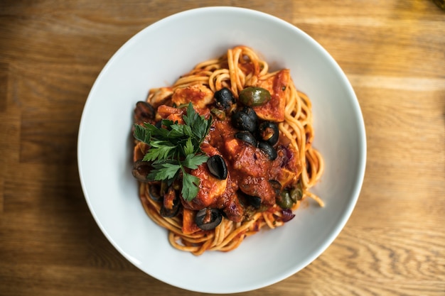 Colpo del primo piano di pasta deliziosa in un piatto bianco