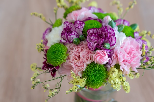 Colpo del primo piano di un bellissimo bouquet di fiori di rose bianche luminose