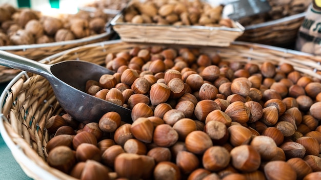 Colpo del primo piano di un cesto di nocciole con cucchiaio di metallo in un contesto di mercato