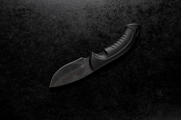 Colpo del primo piano di un coltello da tasca EDC con supporto nero