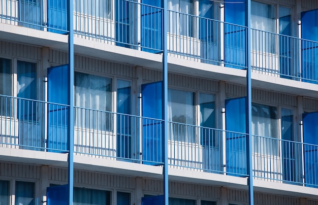 Colpo del primo piano di un condominio con divisori per balcone blu