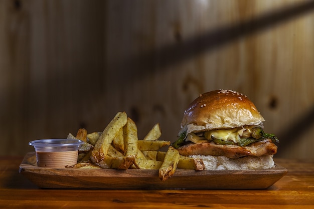 Colpo del primo piano di un delizioso hamburger con patatine fritte sul tavolo