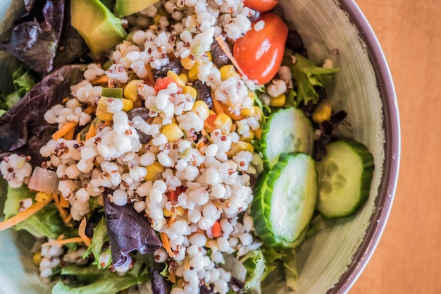 Colpo del primo piano di un'insalata di verdure saporita del vegano