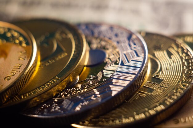 Colpo del primo piano di un mucchio di monete d'oro in contanti di criptovaluta