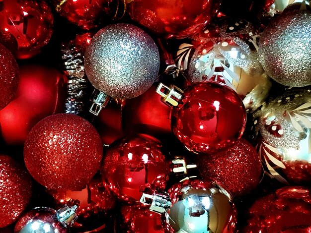 Colpo del primo piano di un mucchio di ornamenti natalizi lucidi
