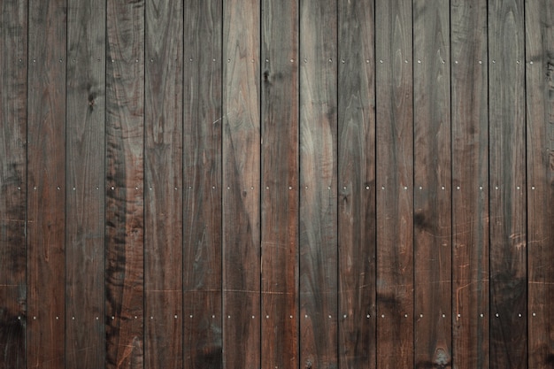 Colpo del primo piano di un pavimento in legno con piastrelle verticali marrone scuro