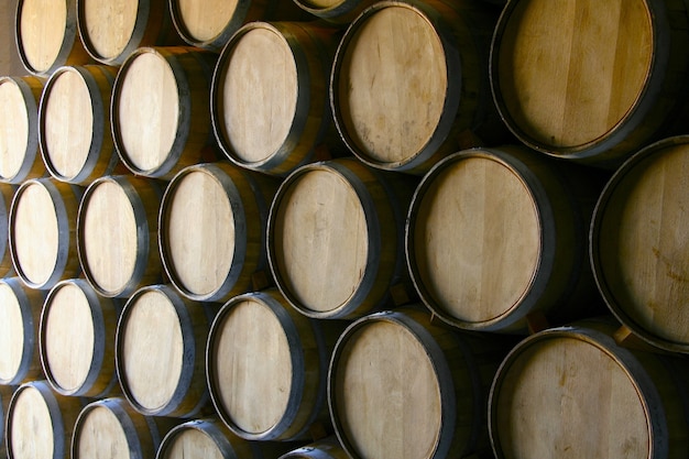 Colpo del primo piano di un sacco di botti di vino in legno