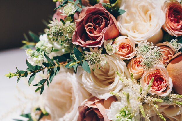 Colpo del primo piano di una bella composizione floreale per una cerimonia di matrimonio