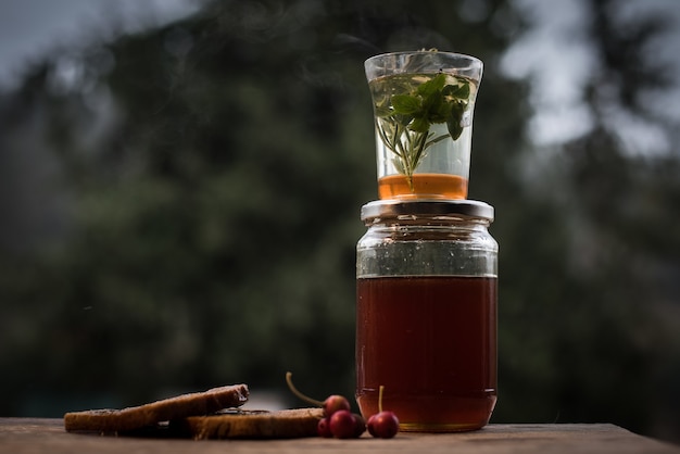 Colpo del primo piano di una bevanda casalinga sana in un vaso