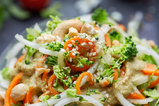 Colpo del primo piano di una ciotola della deliziosa insalata vegana