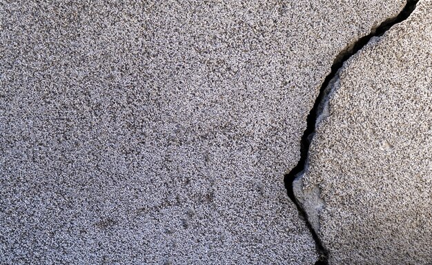 Colpo del primo piano di una crepa in un muro di cemento