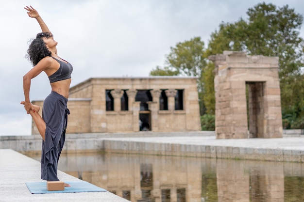 Colpo del primo piano di una donna spagnola che pratica yoga all'aperto