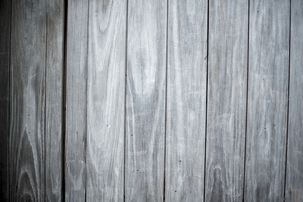 Colpo del primo piano di una parete fatta della priorità bassa grigia verticale delle plance di legno