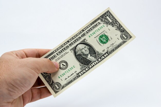 Colpo del primo piano di una persona che tiene una banconota da un dollaro
