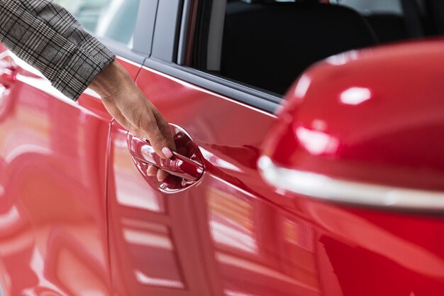 Colpo del primo piano di una porta di automobile rossa